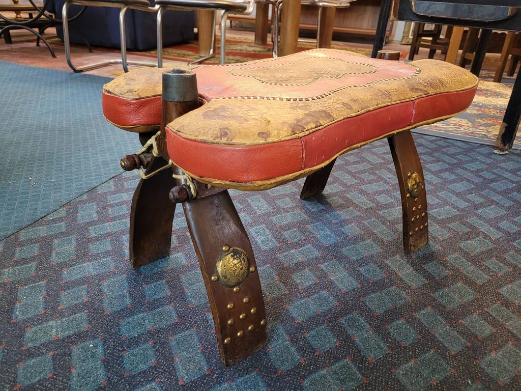 TABURETE DE MONTURA DE CAMELLO - Imagen 2