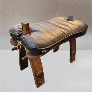 TABURETE DE MONTURA DE CAMELLO