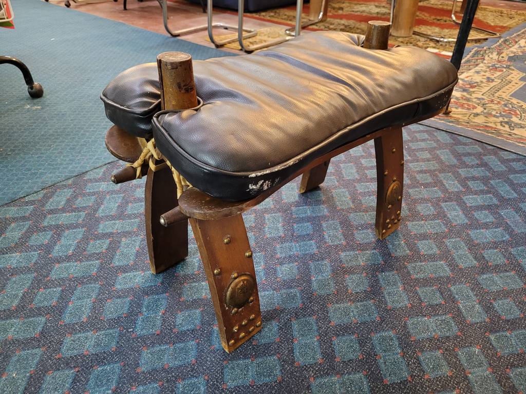 TABURETE DE MONTURA DE CAMELLO - Imagen 2