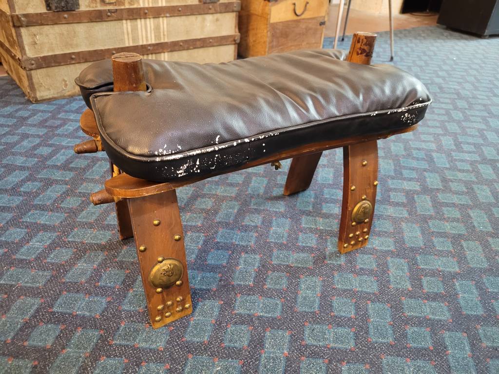 TABURETE DE MONTURA DE CAMELLO - Imagen 4