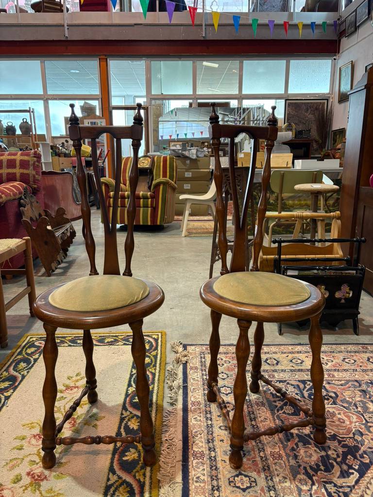 2 SILLAS ANTIGUAS