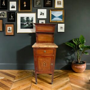 MESITA DE NOCHE CLÁSICA